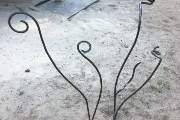 Decoratief stalen kunstobject in een tuin