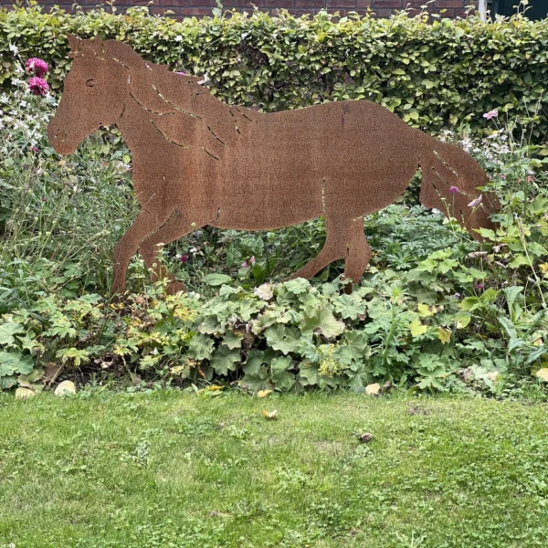 Silhouet van een Shetlandpony als kunstobject van cortenstaal