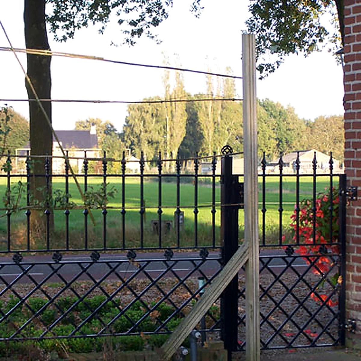 vinkel-stalen-sierhekwerk-met-krulmotief.jpg